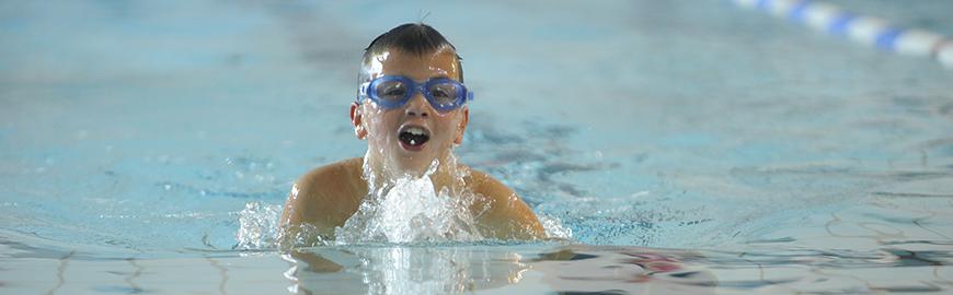 enfant qui nage dans une piscine   Isopix