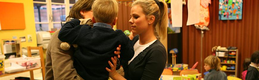Une institutrice maternelle accueille un parent et son enfant  PROF/FWB/Michel Vanden Eeckhoudt