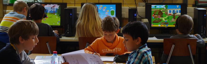 De jeunes élèves travaillent sur écrans.  PROF/FWB