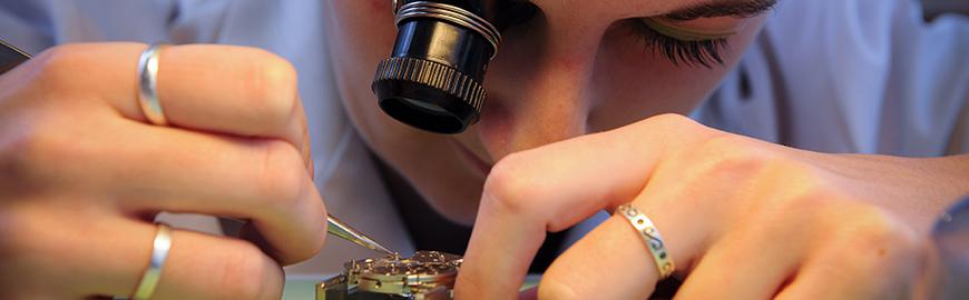 Une étudiante en horlogerie.  PROF/FWB/Jean-Michel Clajot