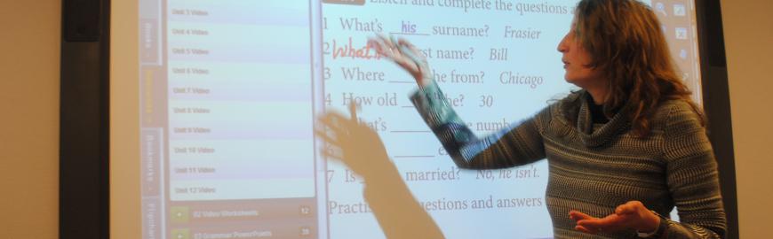 Une enseignante utilise un tableau blanc interactif.  PROF/FWB