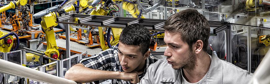 Des élèves dans un atelier de construction automobile.  Audi Brussels