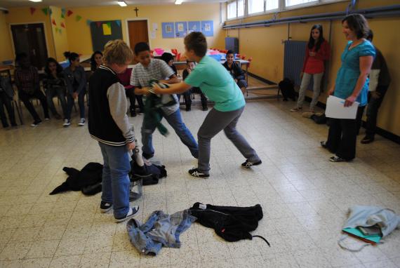 Lors d’une animation, les élèves s’imprègnent des nouvelles règles de vie à l’école.