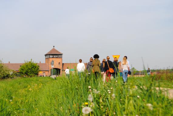 Parmi les fleurs déposées par chaque jeune voyageur du Train des 1000, un petit message anonyme écrit sur un fragment de papier : « Je serai un passeur. Votre histoire est devenue la nôtre ».