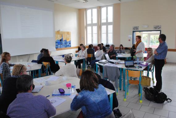 Une équipe de l’École communale Arthur Grumiaux, de Les Bons Villers, participe à la formation Travcoll, avec un impact sur toute l'équipe éducative lors de la journée pédagogique de mai.