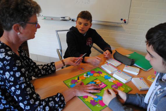 La logopède de l'Ecole Les Fantastiques concrétise les apprentissages par des jeux.