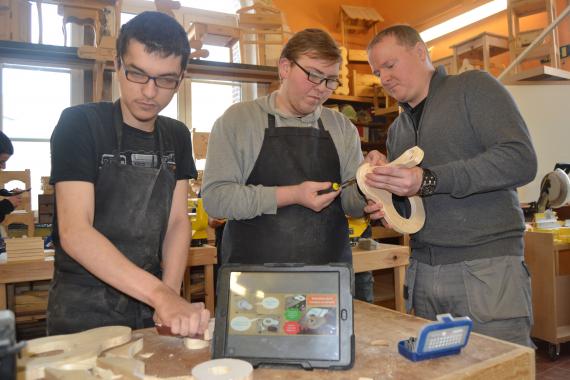 Dans son atelier de menuiserie, Eric Blondel pratique une forme de classe inversée.