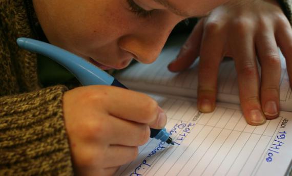 Ce n’est qu’entre 10 et 12 ans qu'un enfant maitrise la tenue et le guidage du crayon ou stylo.