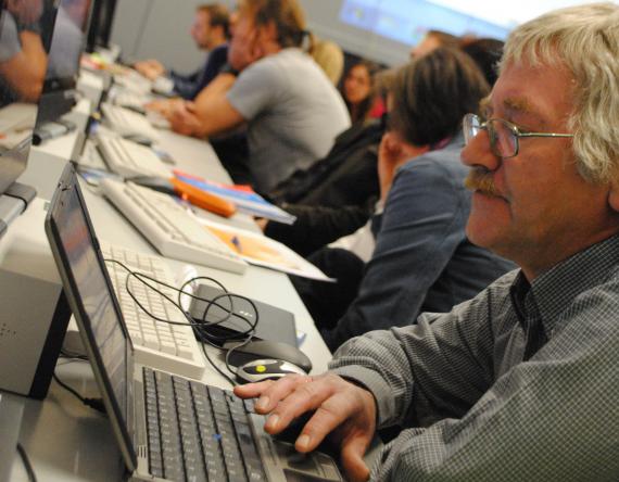 Des enseignants suivent une formation à la gestion du Passeport TIC. Ils découvrent notamment le projet, le public visé, les soutiens potentiels, les compétences nécessaires pour le mener à bien.