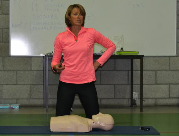 Avec ses collègues Benoît Leroy et Amaury Bailly, Caroline Schmitz consacre quelques heures de son cours à initier les élèves aux bons gestes face à un arrêt cardiorespiratoire