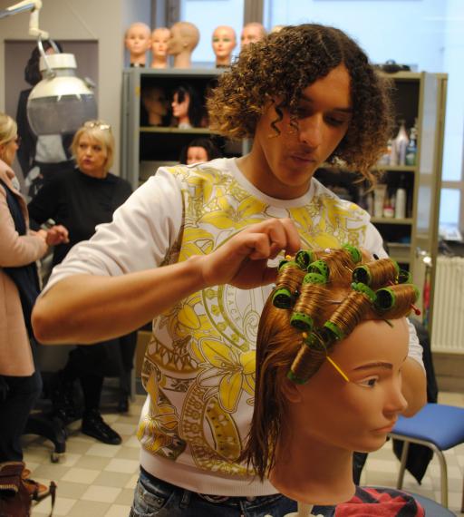 Anas, en 3P électricité, effectue un « essai-métier » en coiffure.