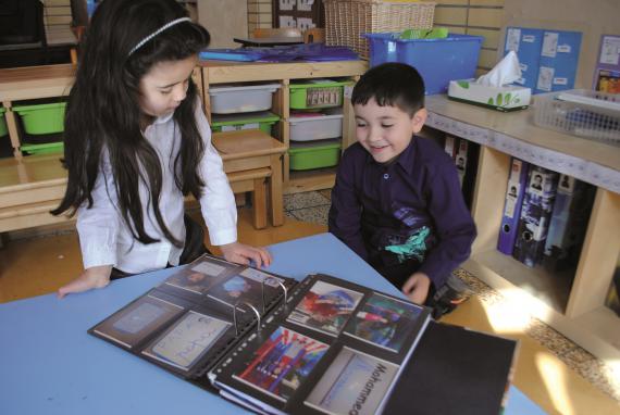 Dans son portfolio, chaque élève se présente dans son environnement familial, dans sa classe, puis y place les travaux de son choix réalisés pendant les activités scolaires