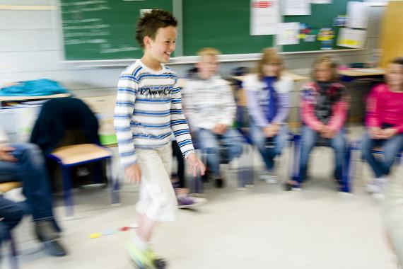 Divers outils peuvent encourager les jeunes enfants à reconquérir l'estime de soi.