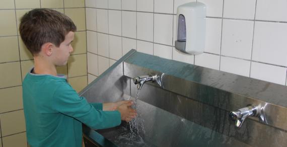 Un subside du Fonds BYX et un coup de pouce financier de l'école ont permis de placer des lavabos en aluminium.
