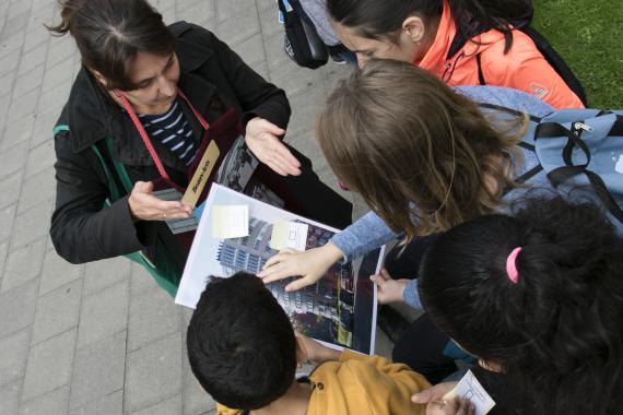 Une 6e primaire de l’école La Source, à Evere,découvre le bâtiment Shell, entre la rue Ravenstein et le Cantersteen, à Bruxelles.