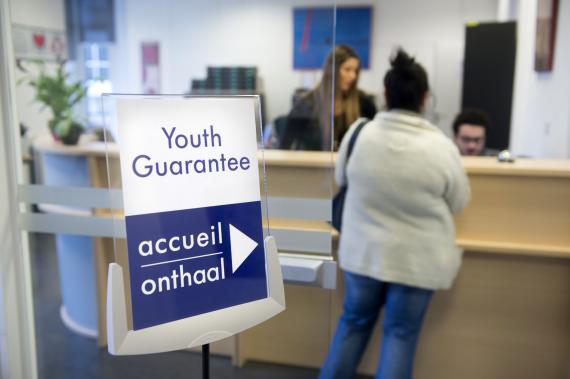 La « Garantie pour la jeunesse Jeunes » promet un job, un stage ou une formation dans les quatre mois de la sortie de l’école ou d’un emploi.