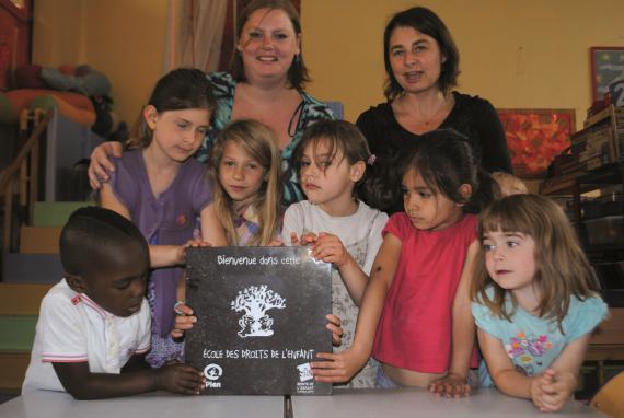 Pas peu fiers,les élèves de l’École Naniot, d’arborer le label fraichement décerné.