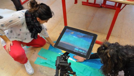 A Gosselies, des bacheliers préscolaires de la HELHA s'initient aux pratiques du cinéma.