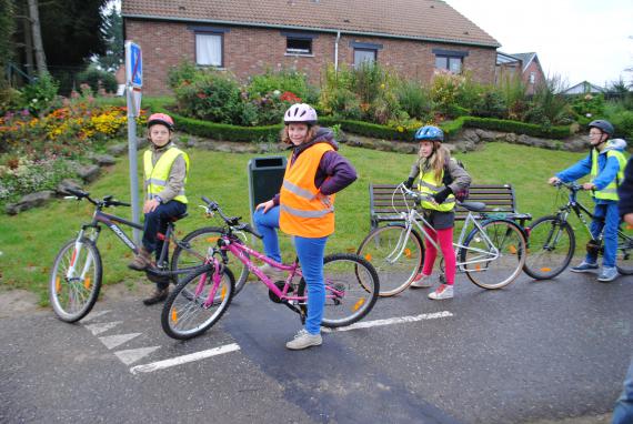 Durant la belle saison, des rangs vélos hebdomadaires mènent les enfants vers les écoles de Perwez.