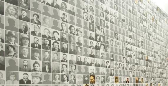 Des milliers de photos de déportés s’alignent sur un mur du musée. En couleurs, ceux qui ont survécu...