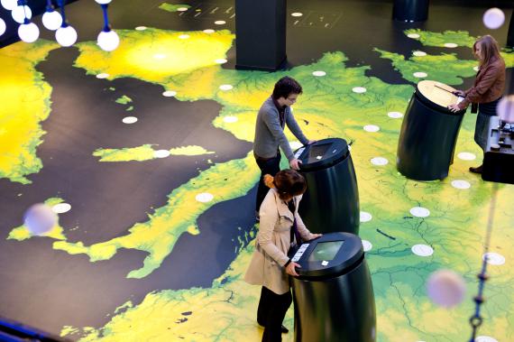 Une promenade interactive à travers l'Europe sur une carte de 200 m2.