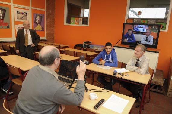 Les élèves de Gosselies ont interrogé et filmé des professionnels venus témoigner en classe.