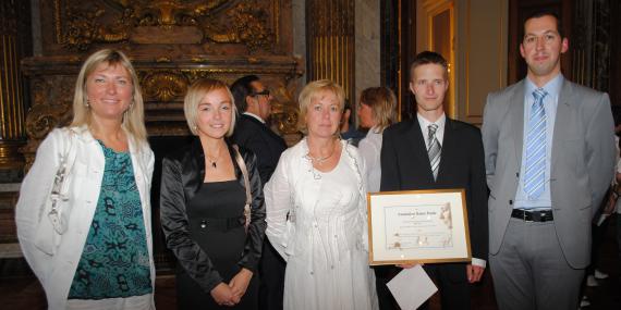 Le Prix Paola pour l’Enseignement a récompensé quatre enseignants de l’école communale de Melen (ici avec leur directrice).