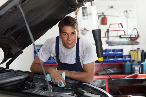 Dès septembre, la certification par unités concernera cinq options du 3e degré technique et professionnel, dont les mécanicien(ne)s automobile et techncien(ne)s de l’automobile.