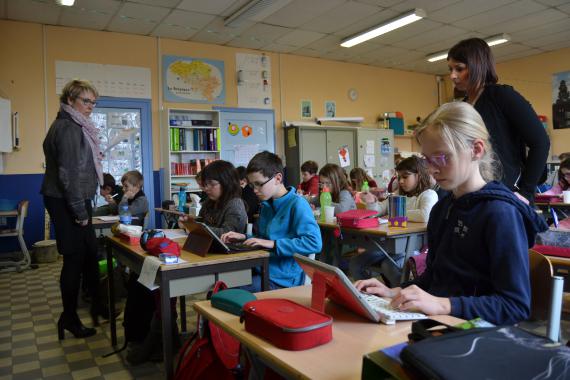 Institutrice en intégration, Solène Résibois (à droite) travaille souvent avec Ariane Smet, sa collègue de cinquième primaire: à deux dans la classe comme ici, en ateliers avec certains enfants, en remédiation individuelle...