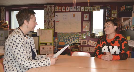 Institutrice maternelle, Marie Kuborne (à droite) a demandé à Claire Henry, puéricultrice, de venir observer un enfant dans sa classe. Une pratique courante qui suppose une belle dose de confiance...