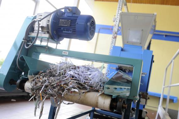 Au collège de Comines, on peut recycler du papier en briquettes à brûler.