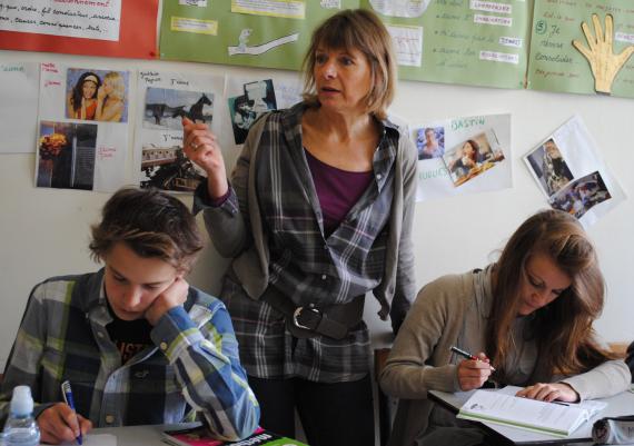 À Basse-Wavre, Mme Warnier aide les élèves à trouver leur méthode.