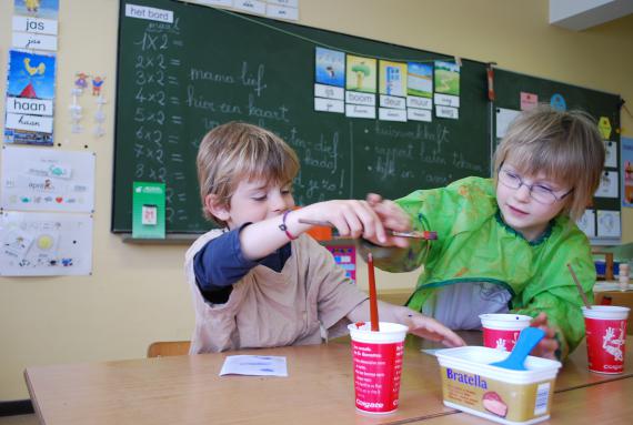 Baisy-Thy : une pause entre les apprentissages, le temps de confectionner un « kado voor Mama lief » .