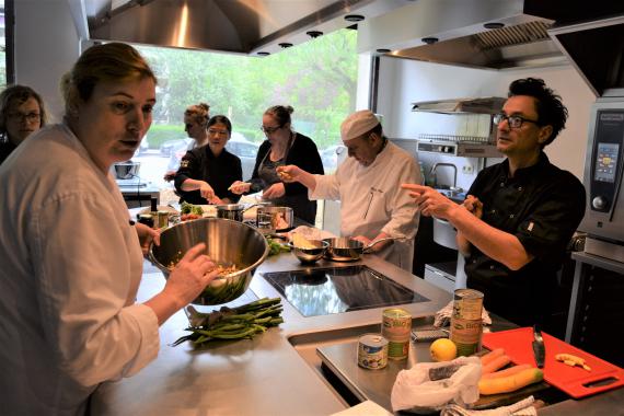 Fin avril, une douzaine de responsables de cantines ont suivi les conseils du chef Cédric Castus pour un menu durable de A à Z.