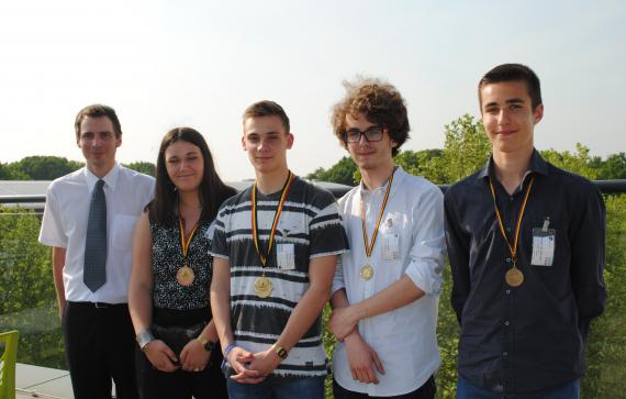 Lionel Jonlet et Alice Lambert, du Collège Saint‑Hadelin, à Visé, entourent les lauréats Lucas Chojnacki, Artur Rondia et Bruno Van Leeuwen.