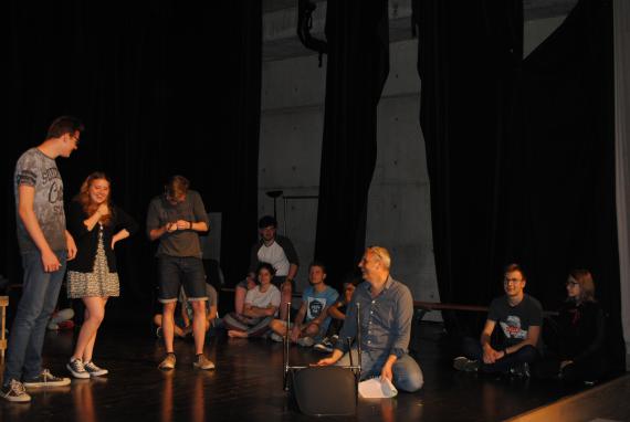 Les élèves ont travaillé leur spectacle sur scène avec l’aide du comédien et metteur en scène Andreas Christou.