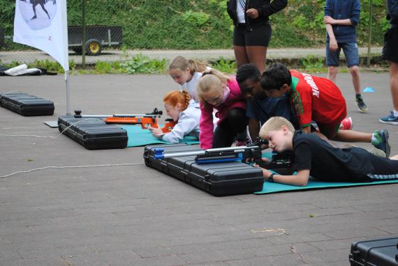 Ce 22 juin, des classes ont découvert le biathlon au Centre Adeps de Spa.