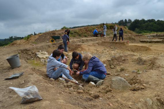 Lors d’un baptême de l’archéologie, les élèves touchent du doigt les diverses facettes du travail, en amont et en aval des fouilles proprement dites.