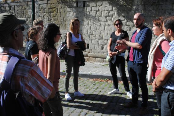 En discussion devant le Centre culturel.