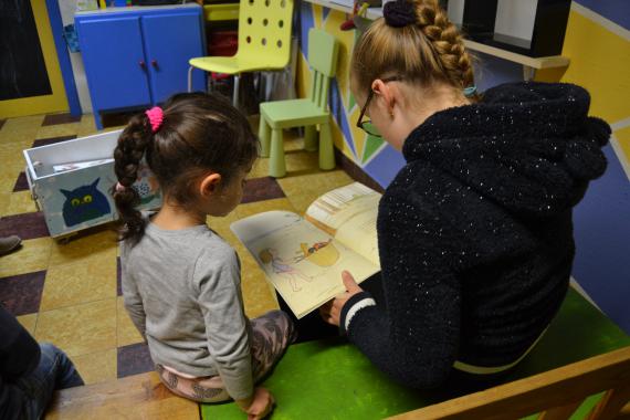 Chaque semaine, les petits de maternelle choisissent les livres que des grands de primaire leur lisent. Simple et efficace !