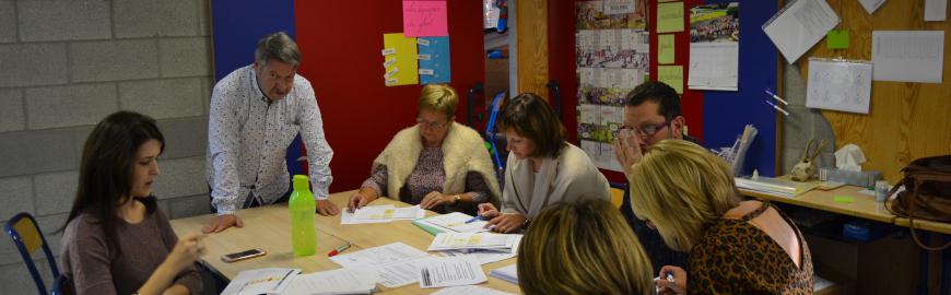 Professeurs autour d'une table  PROF/FWB