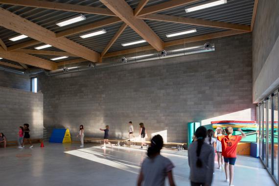 Dans la salle polyvalente de l’École communale du Val, des matériaux absorbants diminuent la résonance.