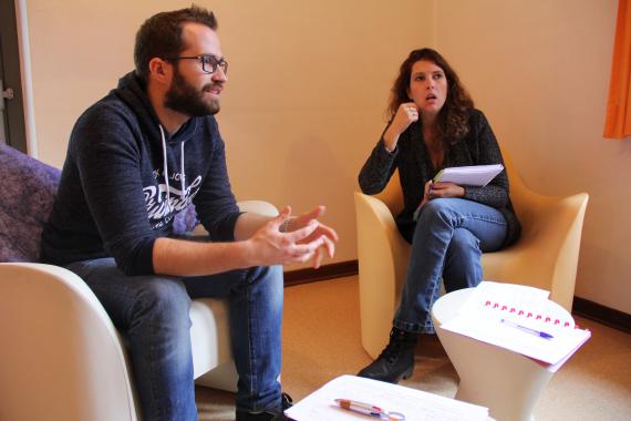 En groupe, les éducateurs ont pris le temps d’analyser des cas vécus.