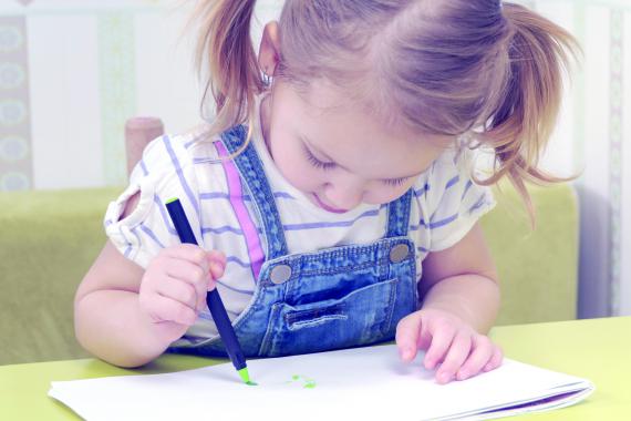 Les parents paient en moyenne 48 € pour les fournitures scolaires de leur enfant dans l’enseignement maternel.