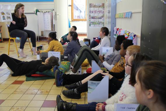 Madelyne Hachez, une des apprenantes du module de formation, expérimente une activité de lecture écriture dans sa 3e-4e primaire à l’École fondamentale communale à Salzinnes.