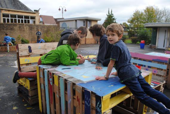 Dans le fondamental, la surveillance de la récréation fait partie du service à l’école et aux élèves.