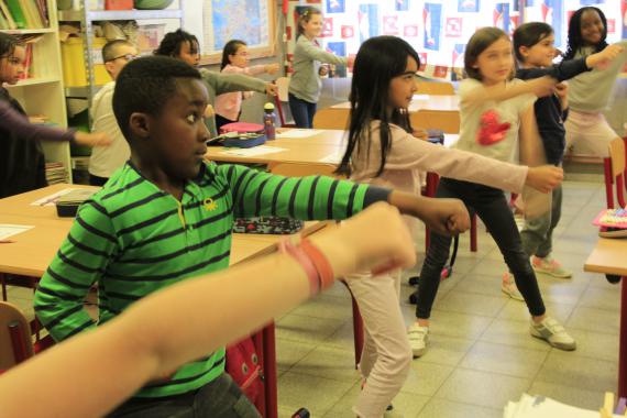 Chaque jour, ces enfants de 3e primaire font entre 3 et 5 minutes d’exercices physiques à un rythme soutenu.