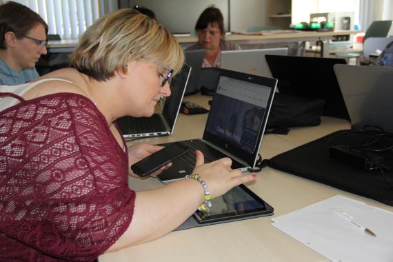 « Je suis nulle », prévient une enseignante… qui jongle avec un laptop, une tablette et un gsm…