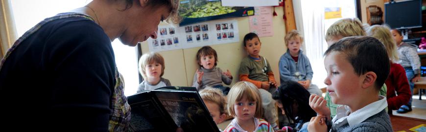 Institutrice primaire dans sa classe avec ses élèves PROF/FWB/Jean-Michel Clajot