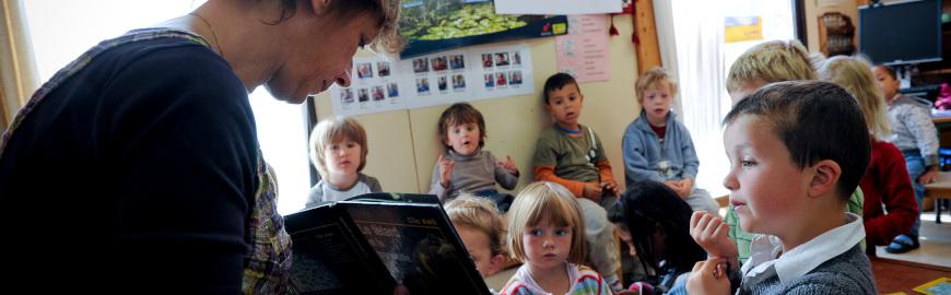 Institutrice primaire dans sa classe avec ses élèves  PROF/FWB/Jean-Michel Clajot